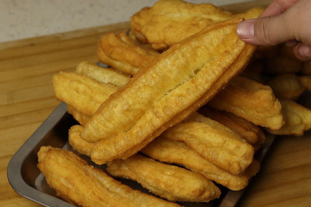 炸油条好吃又软和的做法,炸油条酥脆松软教学