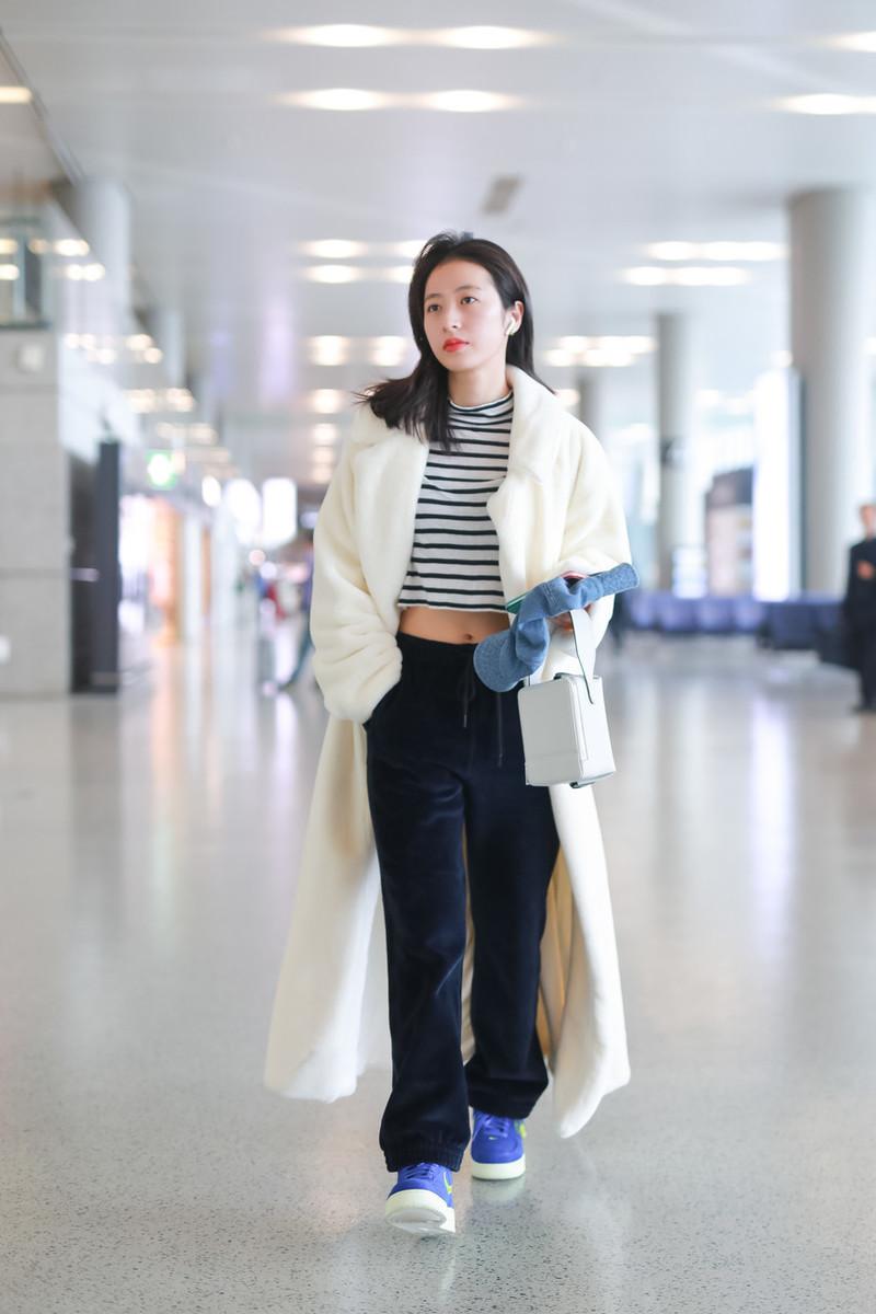 周雨彤最新穿衣搭配,周雨彤减龄穿衣搭配