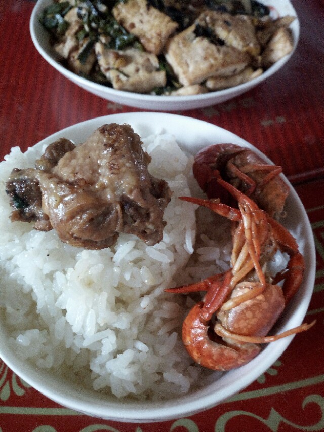 家里没矿，有池塘！湖北农村人家吃小龙虾大餐，网友直呼太壕了！