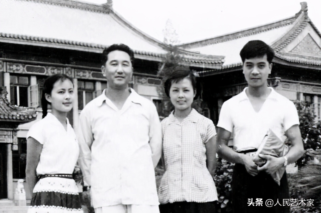 她是中国第一位电视播音员，师从开国大典播音员，发掘赵忠祥，指导敬一丹，是白岩松心中让央视变柔软的存在