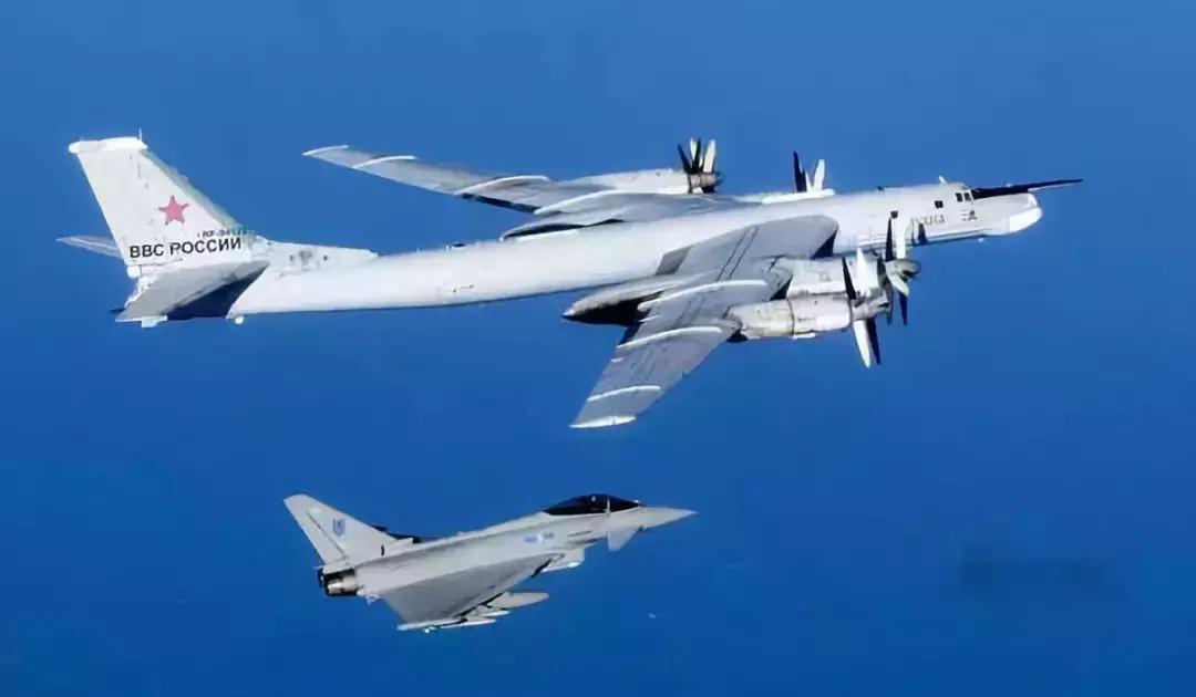 即使机毁人亡，也要找刺激！为何俄飞行员总爱杂耍式飞行选技巧