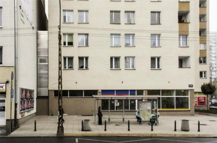 小伙建了一个14层的地下室,两小伙在野外建豪华别墅