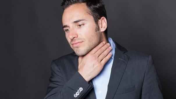 喉咙拍痧,拍打肘窝出现紫痧治疗嗓子疼