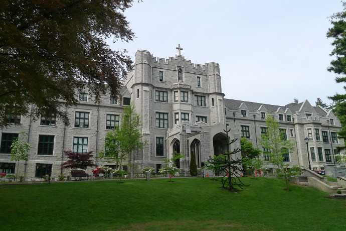 高中去加拿大留学大概多少钱,加拿大高中留学利弊大吗