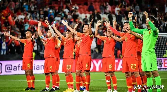 国足1-2乌兹别克斯坦武磊单刀,国足2比1泰国武磊错失单刀