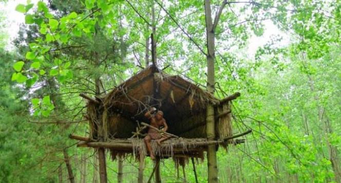 人类的祖先是怎样生活的60字,人类祖先最早发明的房子