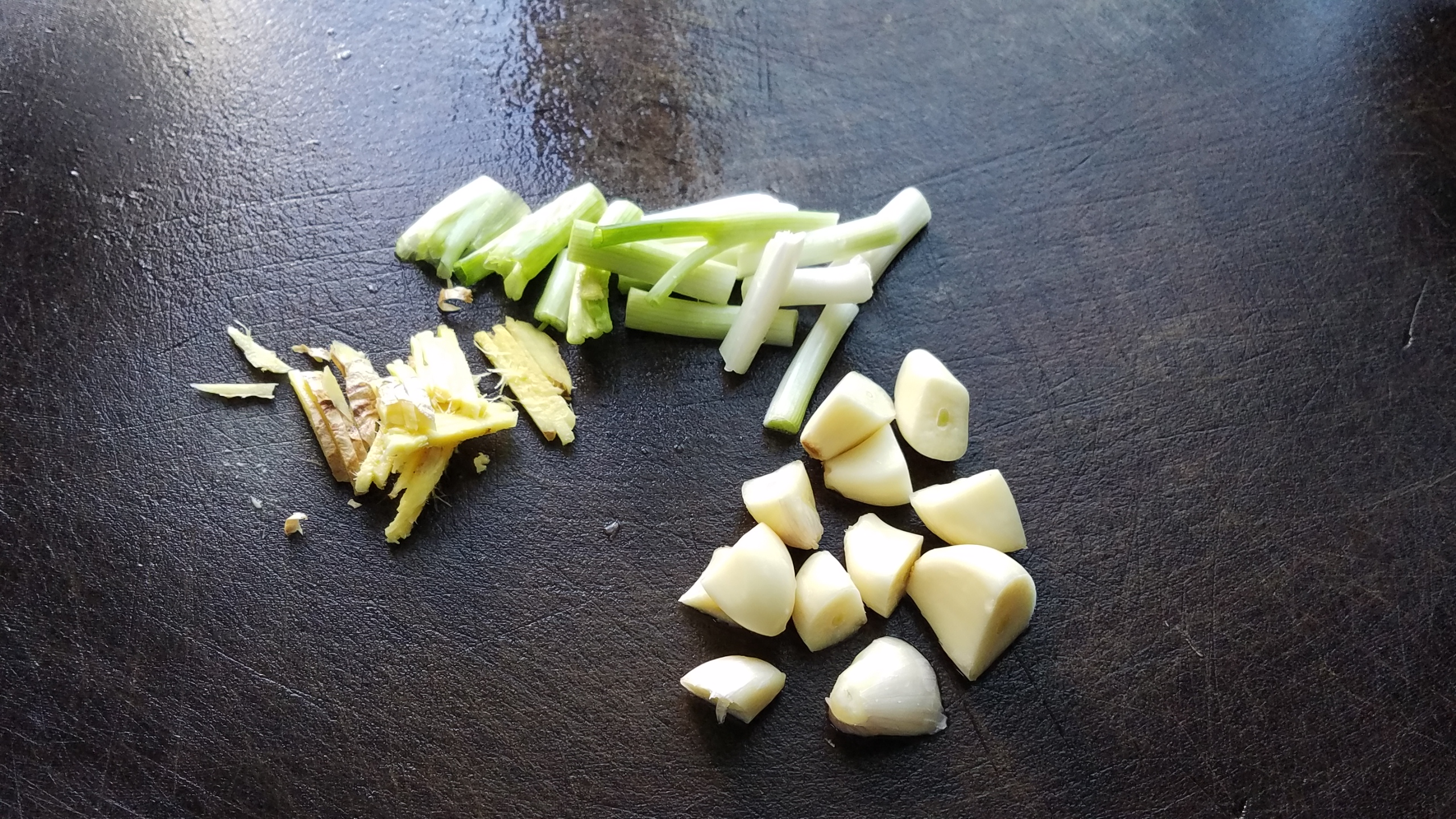 炒香菇炖鸡家常做法,炒香菇家常做法要不要焯水