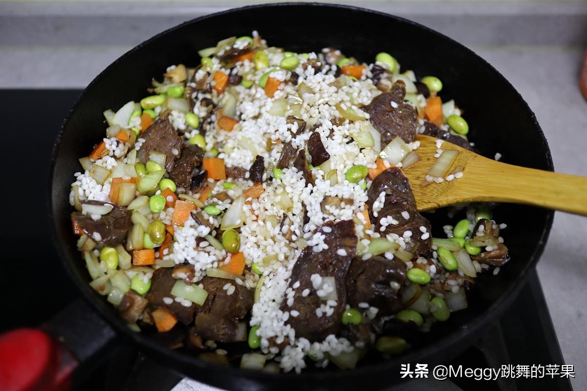 元旦这饭端上桌，勺子就不离锅，几十年雷打不动，新年第一天必吃