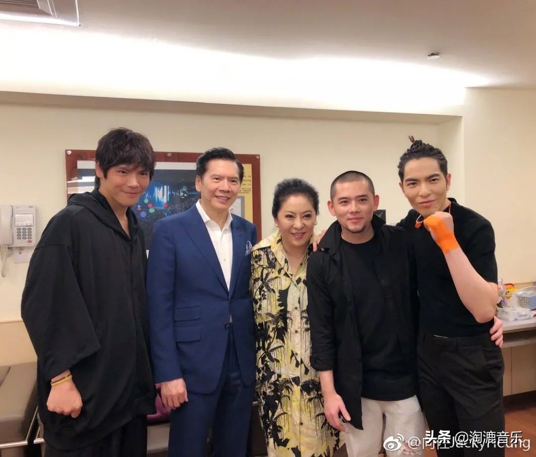 萧敬腾少年时淘气完整版,萧敬腾录节目时被分期送油纸伞