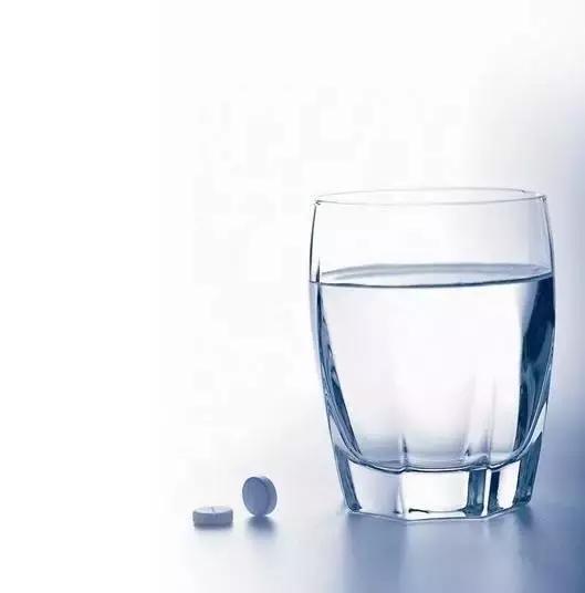 吃药饮水有讲究,吃药一定要用温开水