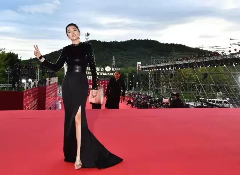 陈坤和巩俐走红毯颁奖,巩俐戛纳红毯惊艳全球