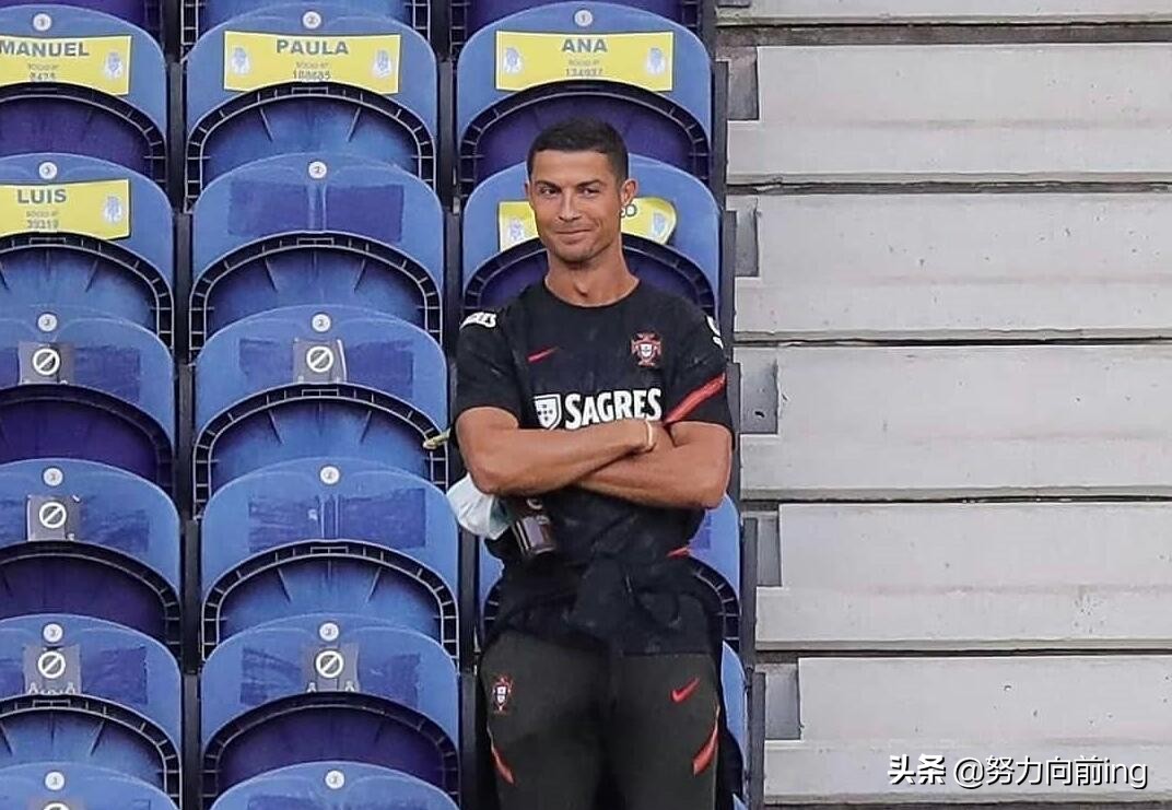 场下也耀眼!欧国联首场C罗未上场反成主角,香蕉没吃成还被说了