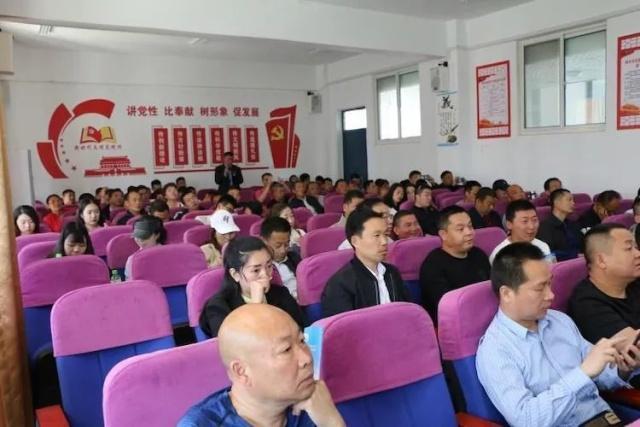 临颍小学足球比赛,临颍县颍川学校足球操