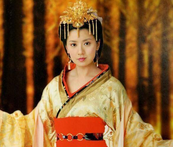 皇后打了年长的宠妃，皇帝大怒，皇后被废掉，后来却享受太后待遇