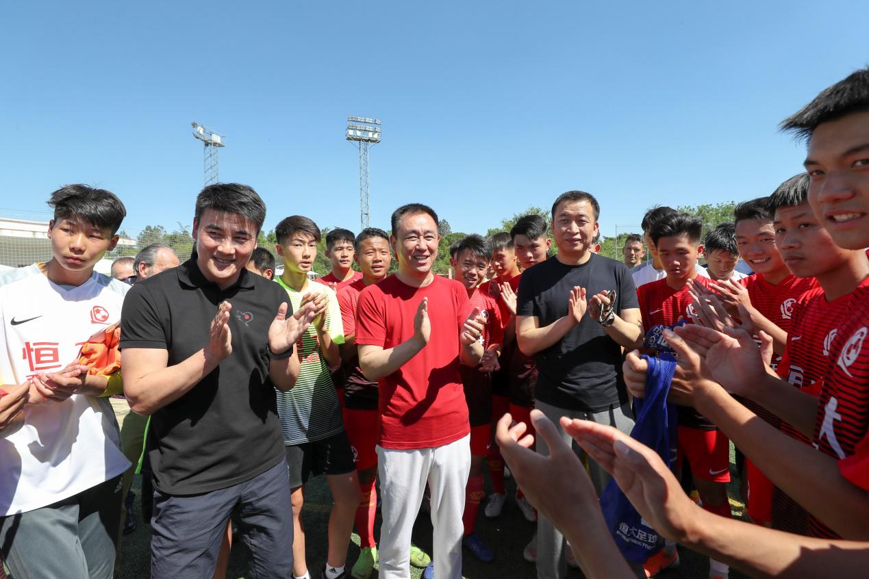 许家印对足球队员讲话,许家印报效祖国