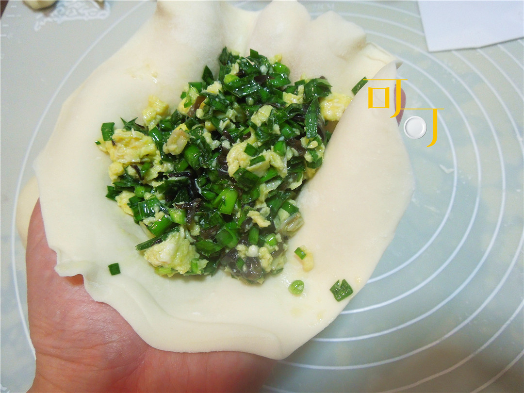 家里多出的饺子馅怎么办？做两个煎饼吃，太香啦