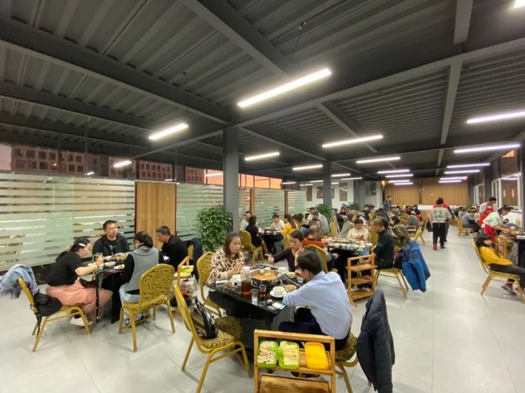 昆明拥有10辆车的男人，用一座城来藏臭味​，和一个不能说的秘密