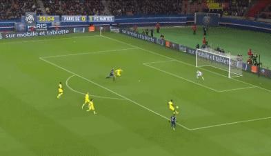 踢嗨了！博格巴进球庆祝一条龙致敬伊布，身后卢卡库的表情亮了