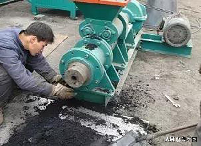 农民把玉米芯变废为宝,农作物秸秆就能变废为宝