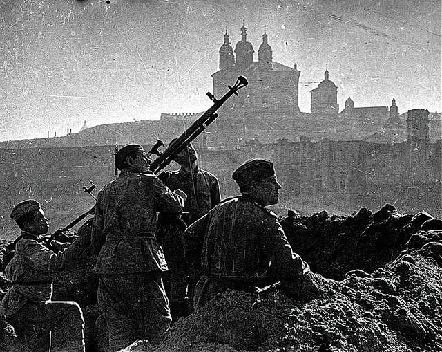 按授衔规定，陈毅不能被授予元帅，周总理提到谁让中央同意授帅？