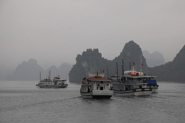 这里虽然风景如画人们生活的却很凄惨没日没夜的追着大船讨生活