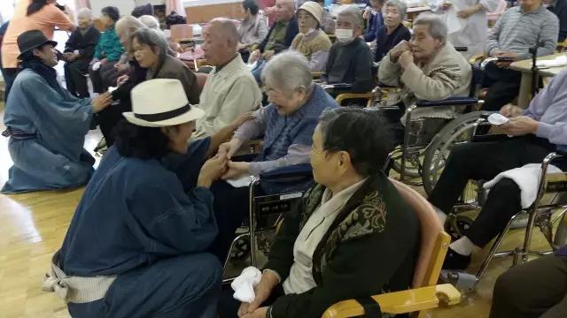 日本街头惊现捡垃圾天团，又酷又中二，网友：我也就看了十几遍吧