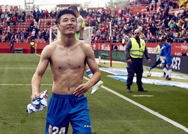 武磊脱衣庆祝,武磊进球脱衣庆祝