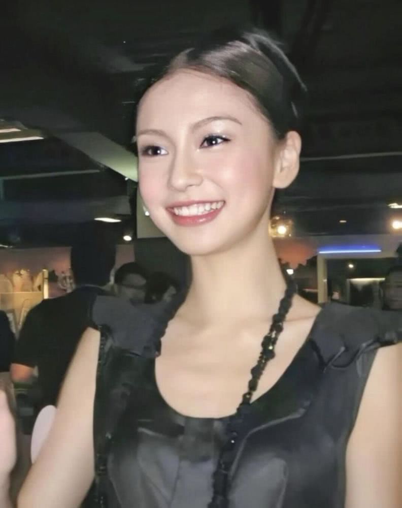 杨颖清纯直发视频烟熏妆,杨颖清纯直发图片剪刀手