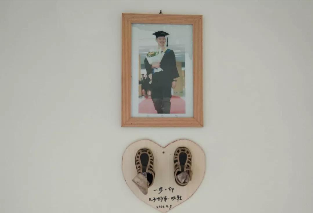 广州单亲爸爸花高价培养儿子，拒绝再婚，19岁儿子留学后却自杀了