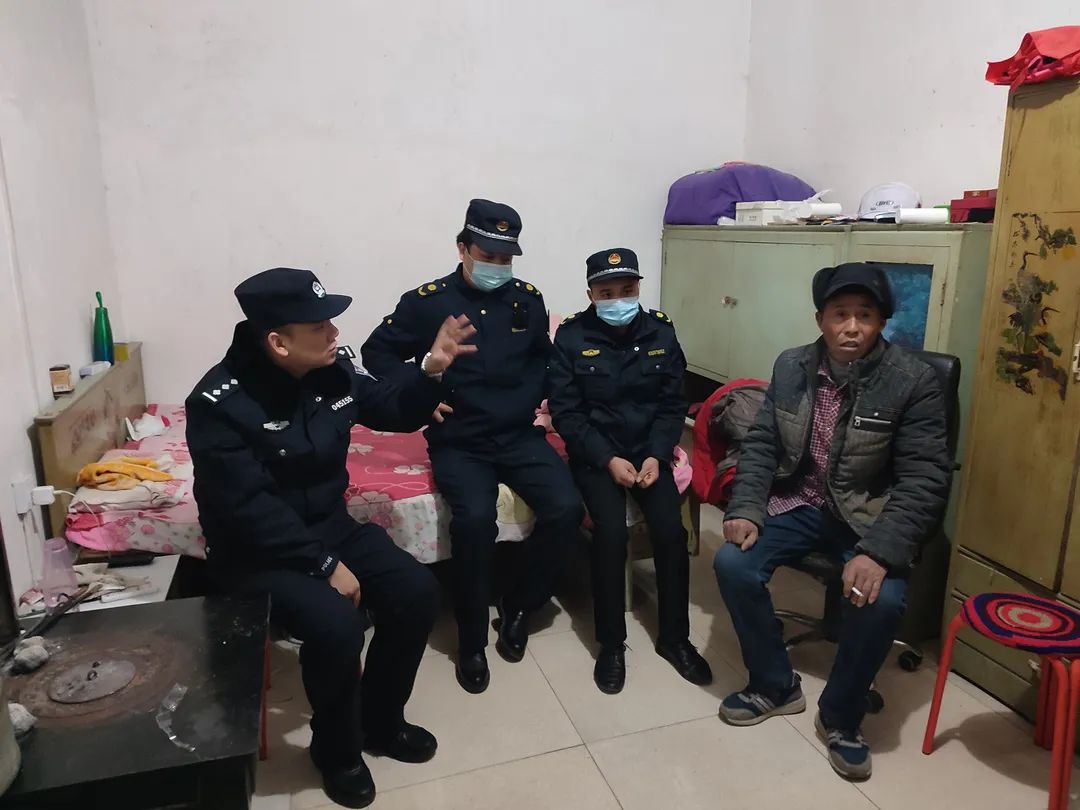 警灯闪烁警笛声响110,警灯全部闪烁提高震慑力