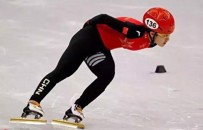 短道速滑1000米韩国两将摔出赛道,韩国短道速滑把队友推出赛道