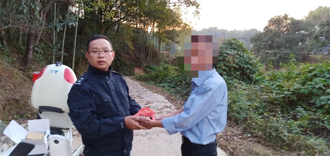 他在家发现*用军***弹子**后，这样做......