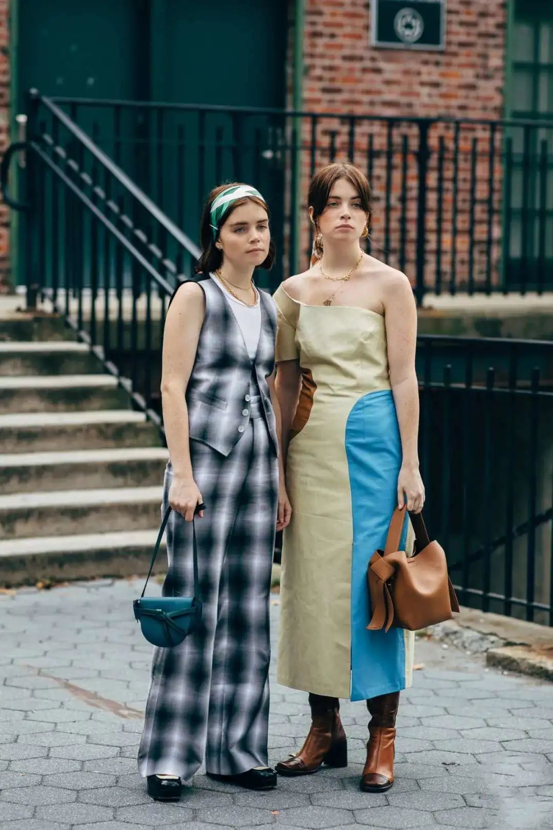 刘欢戴丝巾拍照姿势 (刘欢的老婆正面照)