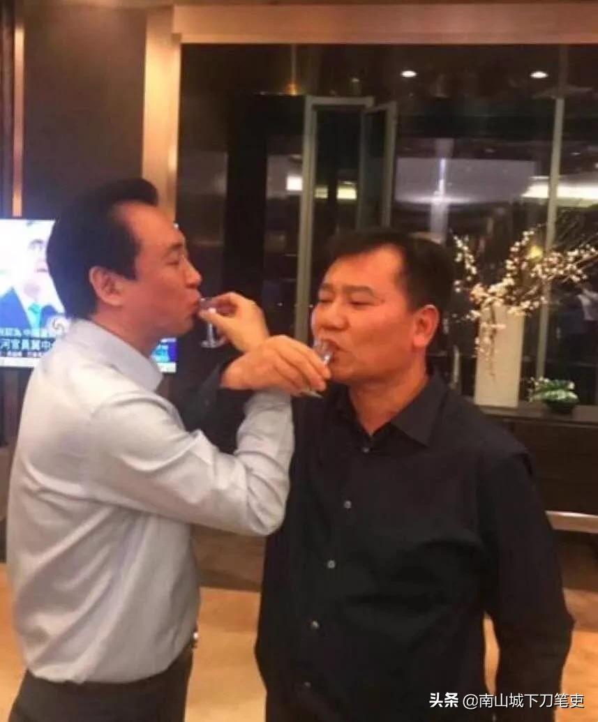 许家印从贫困走来的视频,许家印从小到哪里长大