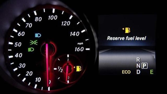 油表亮黄灯还能在高速开多远,十代雅阁油表报警还能开多远