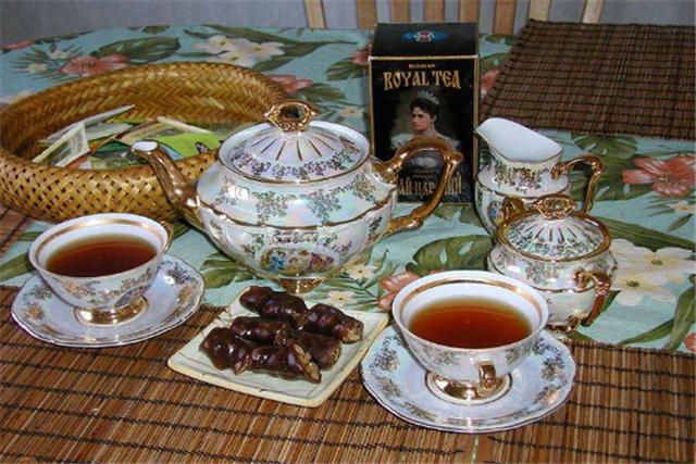 俄罗斯人第一次来中国，对国人说：这东西这么贵，还能当水喝