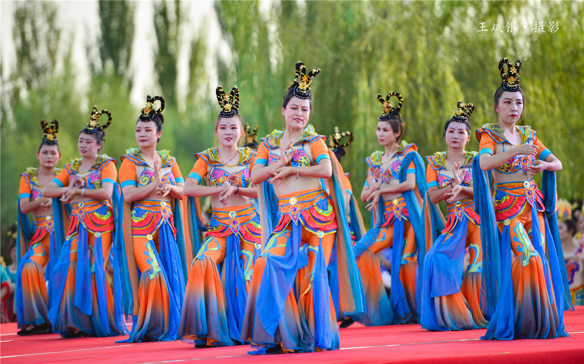 在敦煌跳敦煌舞,跳敦煌的舞蹈服