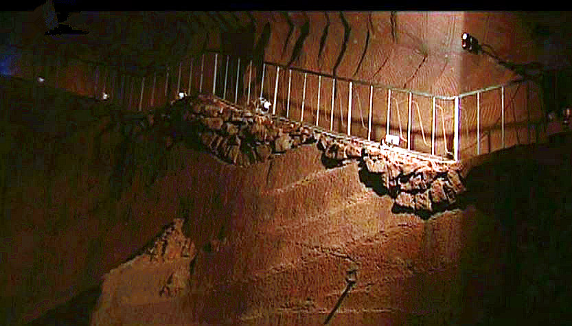 小水塘下藏着巨大山洞,水塘抽干水后专家竟然发现宫殿