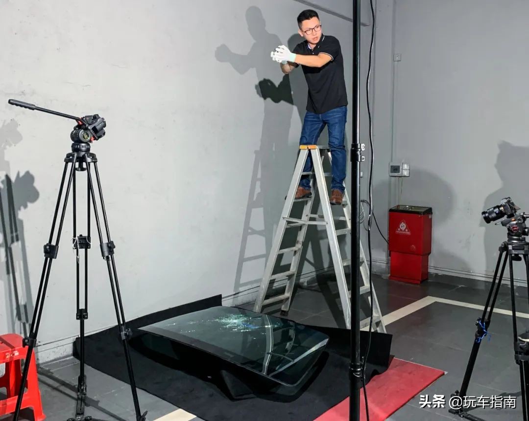 风挡玻璃又破裂?实测日本玻璃盾,石子80km/h撞击都没事?