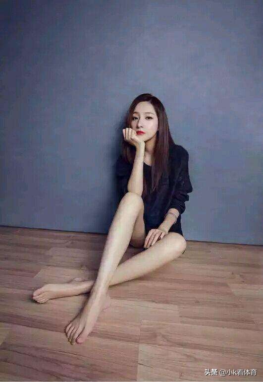 足球女神秒变网瘾少女，曾因内衣滑落引热议，却直言谁爱看谁看