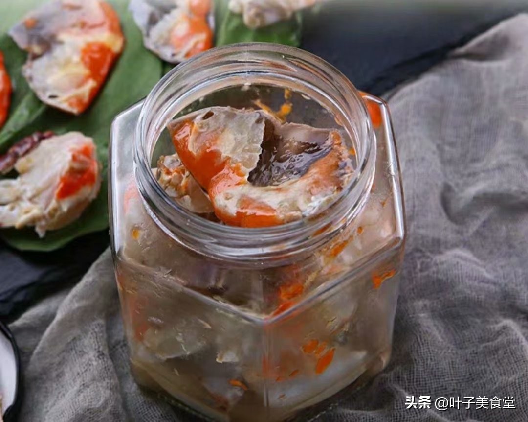婆婆将活螃蟹塞进玻璃罐,不加一滴水,一周后拿出来,全家人点赞