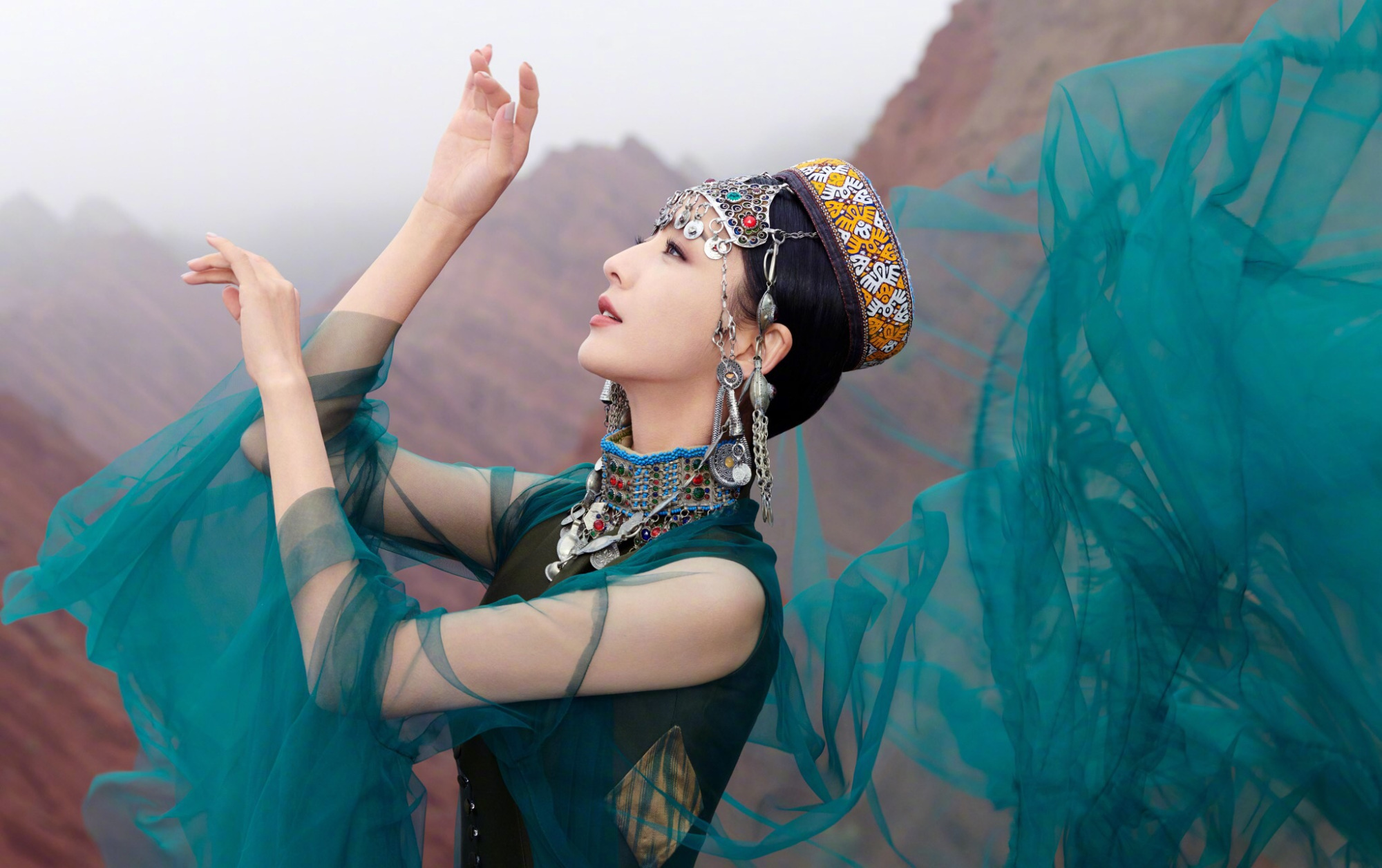 佟丽娅异域造型,佟丽娅百变写真造型气质高贵甜美