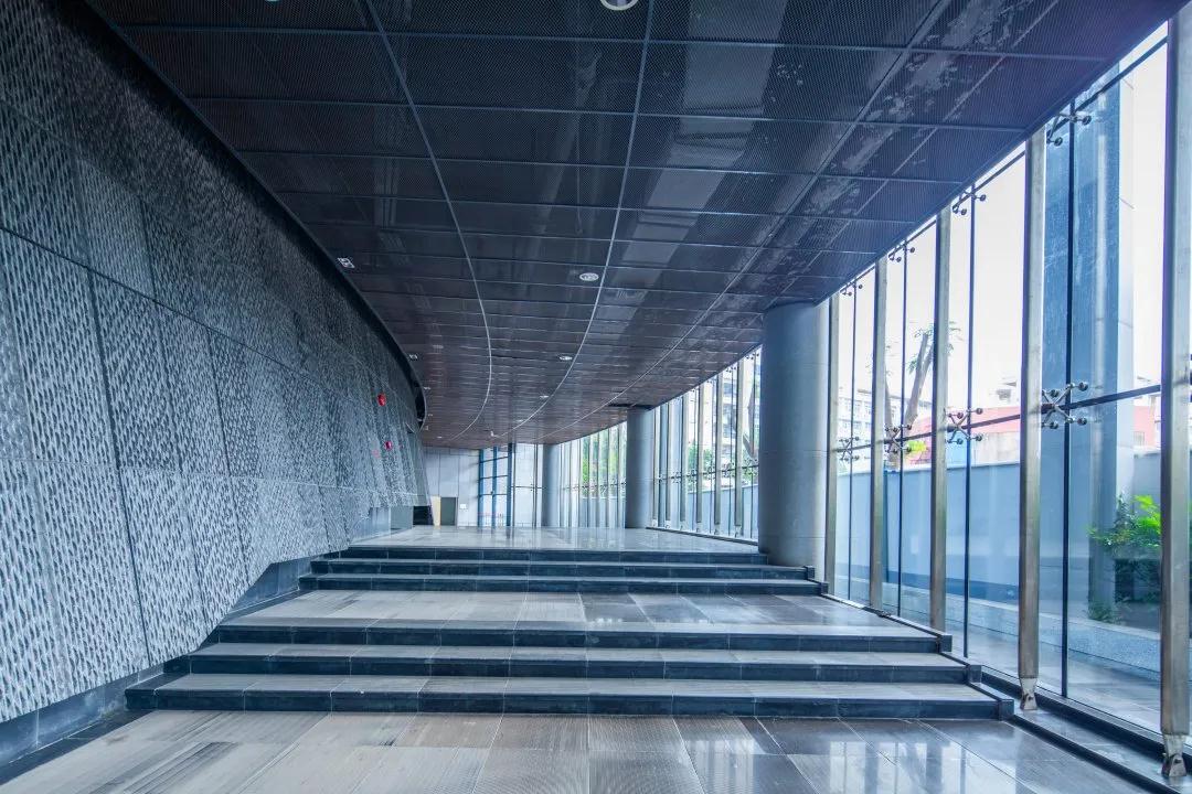 占地面积超过三千亩的大学校区,占地3000平方米学校