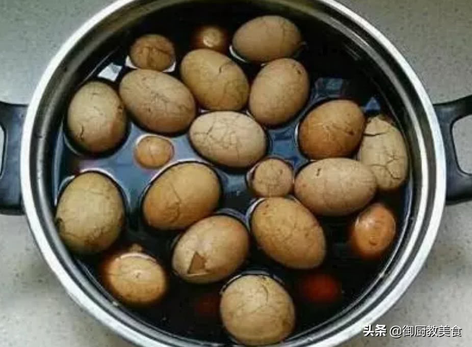 七十多岁大妈卖小吃,摆摊卖卤蛋20多年教程