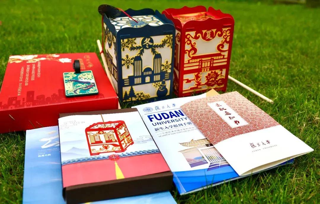 2021高校录取通知书设计！黑科技芯片、酸性镭射、星空灯…