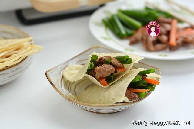 1块面擀一擀，空心烙饼鼓囊囊，夹上烤肉真叫香，国庆假期就吃它