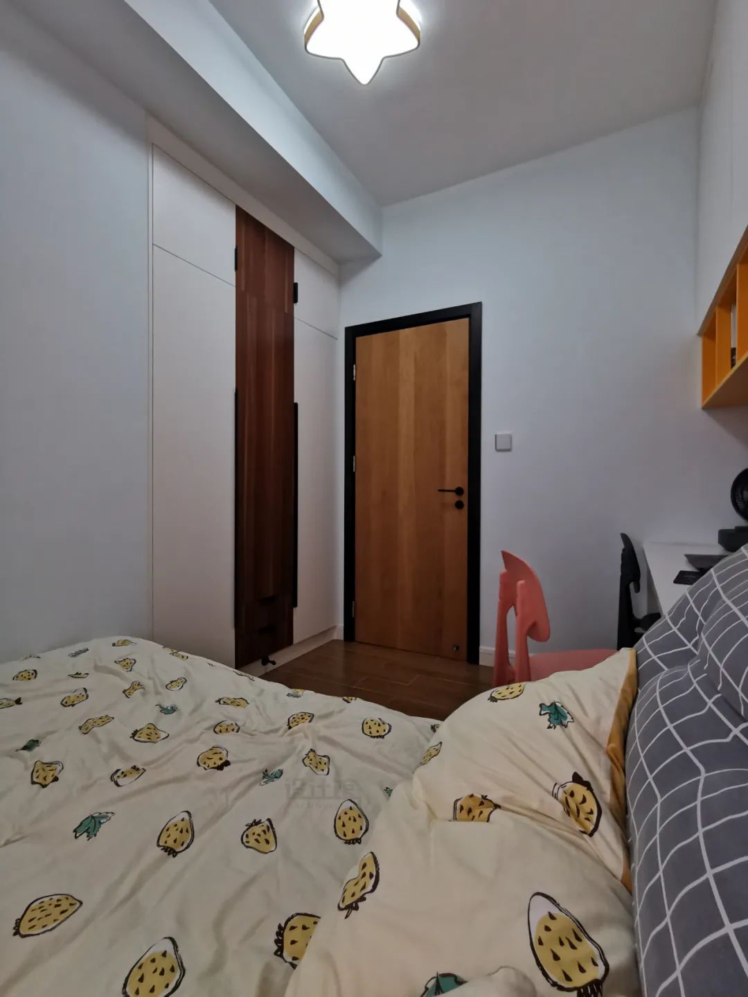 卧室小怎么安排沙发和床,主卧小怎么布置床和衣柜