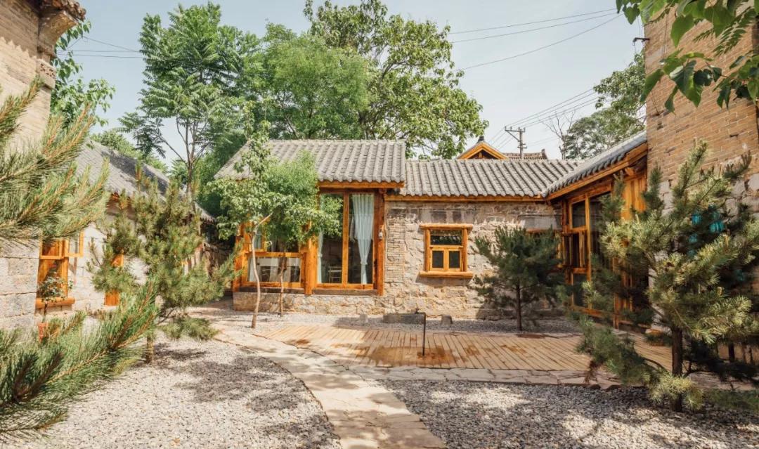 神仙眷侣辞掉高薪工作，爆改废弃山谷，造无边恒温泡池，全景树屋