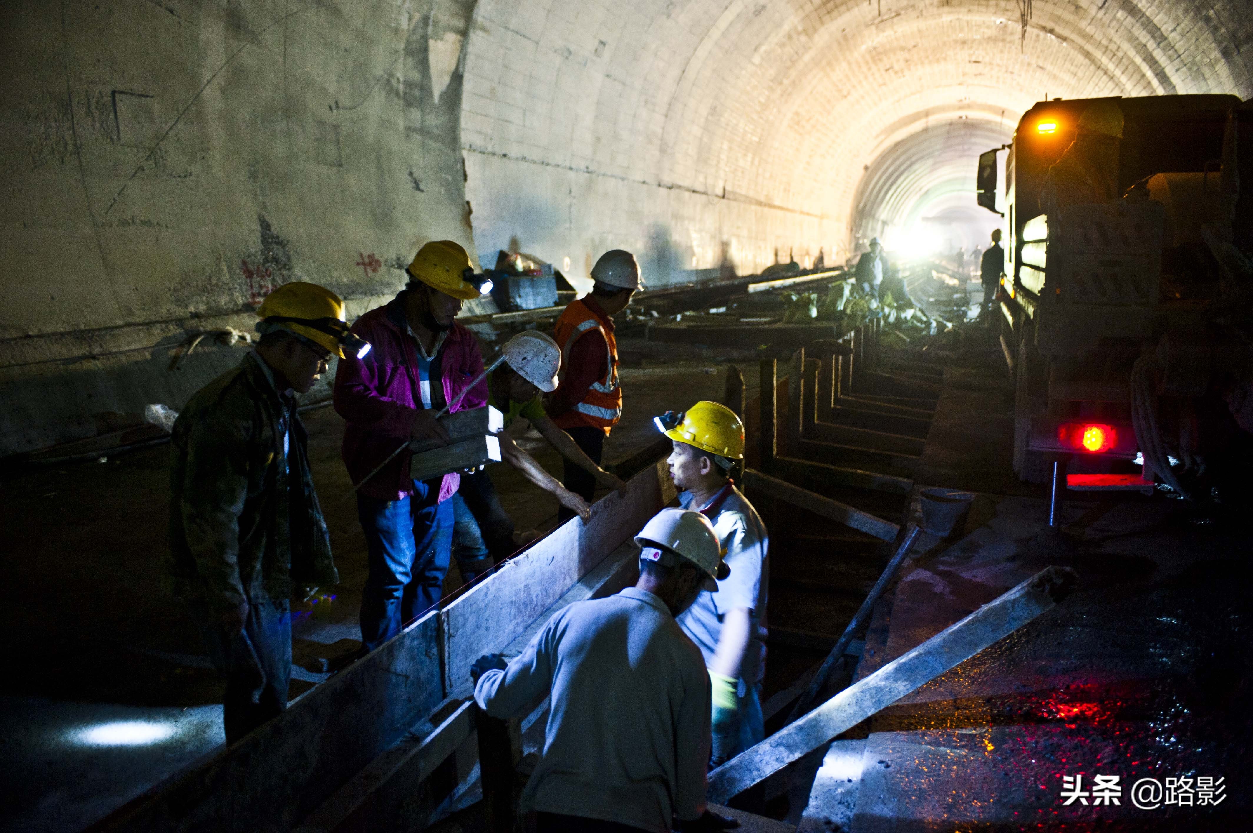 中国高铁隧道,溶洞铁路隧道