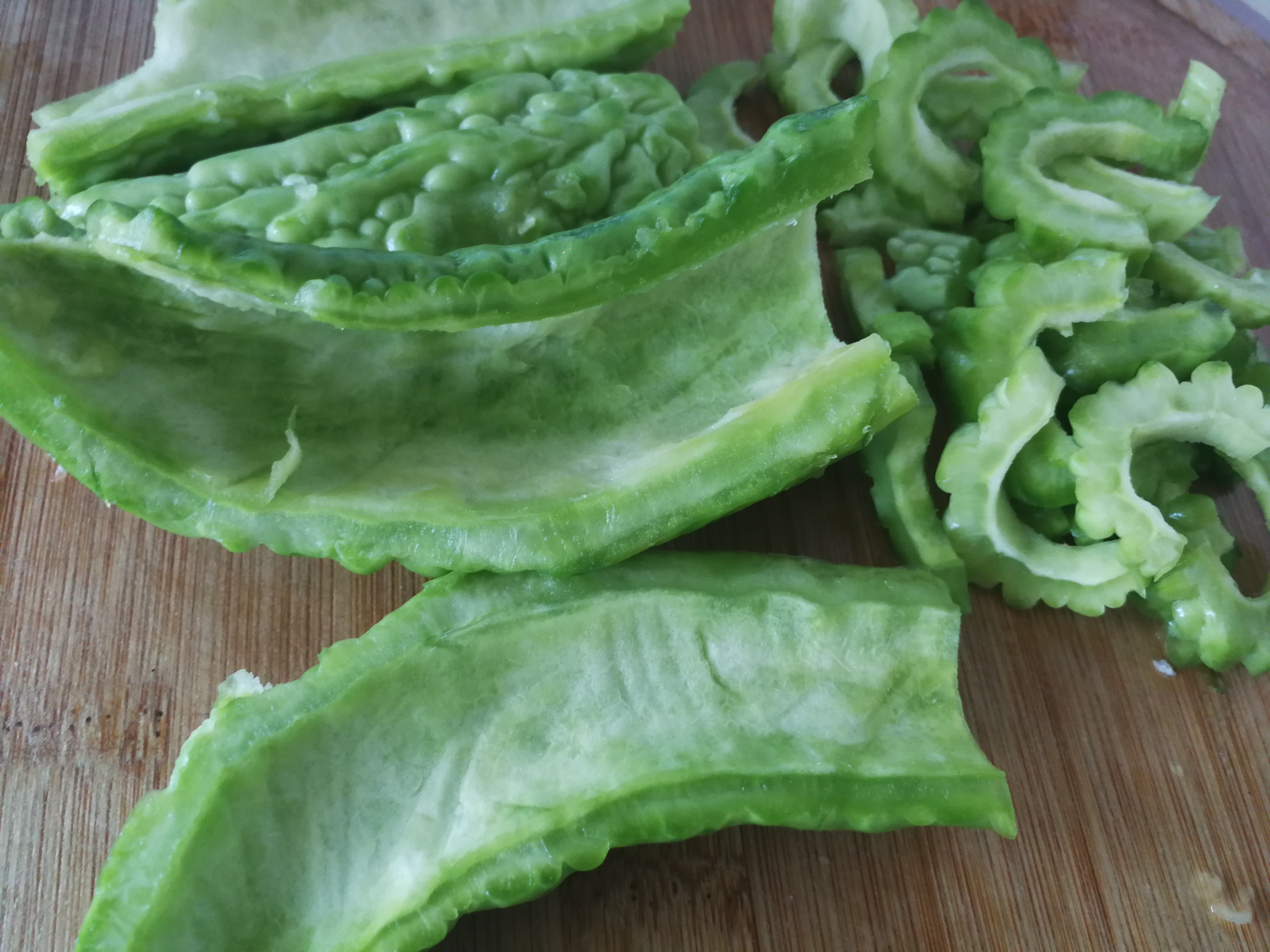 炒出来的苦瓜总是很苦？教你1招，去掉苦源，苦瓜一点也不苦